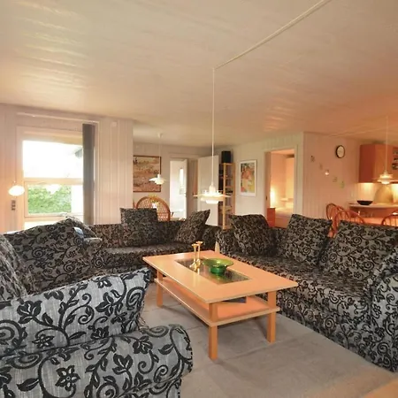 5 Bedroom Amazing In Vaeggerlose Prázdninový dům Bøtø By